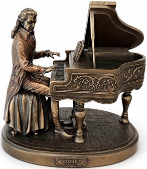 STUE INDRETNING. Unik og realistisk skulptur af Mozart ved klaveret