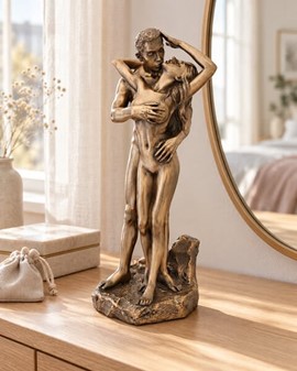 ROMANTISKE FIGURER. Figur af forelsket par i en kærlighed omfavnelse