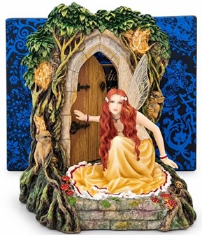 Magisk Fe-Statuette. Polyresin Figur af Smuk Fe ved Lysende Skovdør