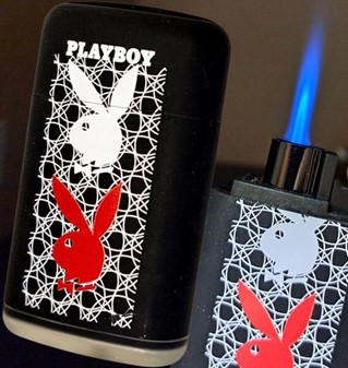 BILLIGE GAVER TIL HENDE. Billig lighter med blå flamme og Playboy-logo