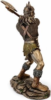 Viking figur. Bronzefigur af mægtige kriger, der svinger sin økse