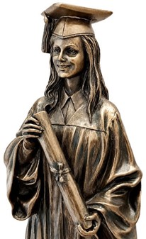 Kandidatgave til hende. Bronzefigur af pige i universitetshue og kappe