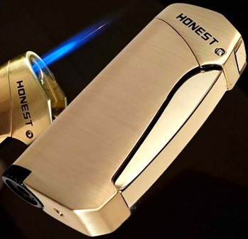 Elegant stormlighter i guld. Pålidelig, vindresistent, kraftig flamme