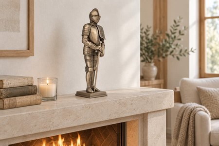 MIDDELALDER RIDDER. Flot bronze figur af ridder med et sværd