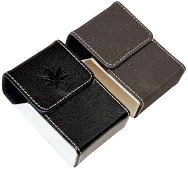 ETUI TIL CIGARETPAKKE. Elegant cigaretetui med magnetisk lukning