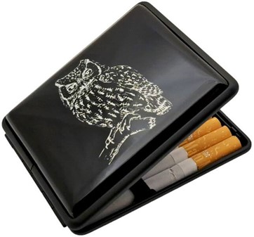 CIGARETETUI METAL. Mystisk Elegance: Sort Cigaretetui med Uglemotiv