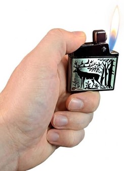 GAVE TIL EN SKOVRIDER. En smuk lighter med en graveret hjorte