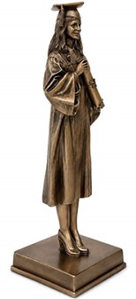 Kandidatgave til hende. Bronzefigur af pige i universitetshue og kappe