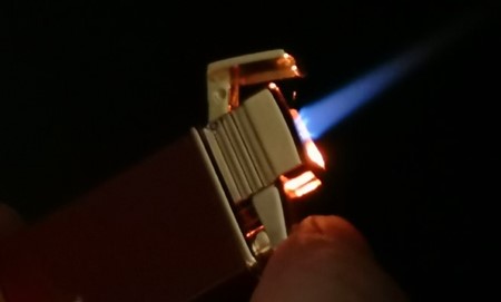 VALENTINSGAVE TIL HENDE. Rød gas lighter med gylden farve finish