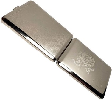 GAVE TIL HENDE. Cigaretetui metal med rose, til lange cigaretter