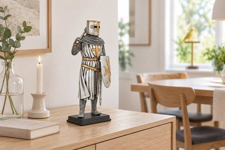 HISTORISK FIGUR. Stående crusader figur med økse og skjold