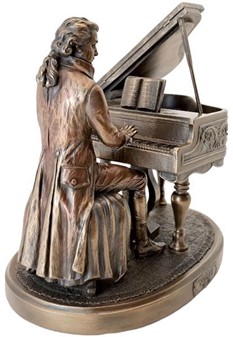 STUE INDRETNING. Unik og realistisk skulptur af Mozart ved klaveret
