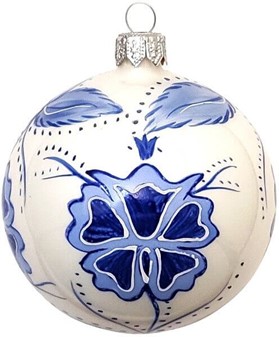 Juledekorationer 2021. Glas julekugler i porcelæn hvid med blå blomst