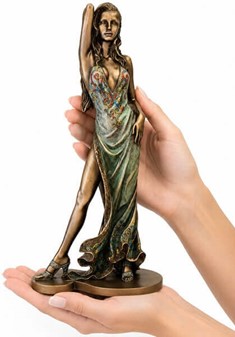 ROMANTISK GAVE TIL HAM. Flot Veronese figur af Kvinde i aftenkjole