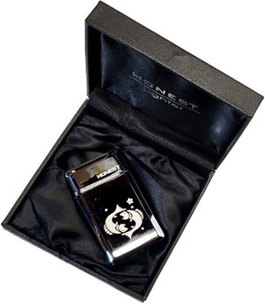 VERDENS BEDSTE FAR GAVE. Stjernetegn Fiskene indgraveret på lighter