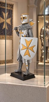HISTORISK FIGUR. Stående crusader figur med økse og skjold