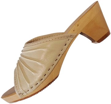 HØJHÆLEDE TRÆSKO. Meget elegant, beige træsko med open-tå. 299 kr
