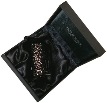 SØD GAVE TIL VENINDEN. Super og billig metal lighter i grafitfarve