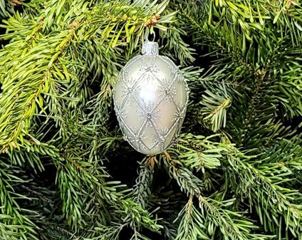 Udsøgte Fabergé-stil glasægpynt. ægformede julekugle i sølv. H 9 cm