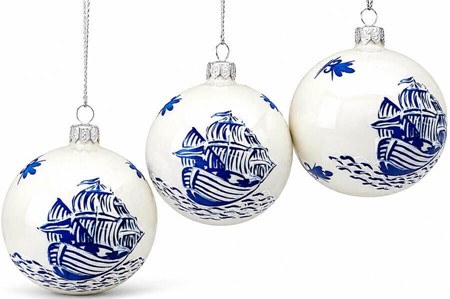 Jule glaskugle i hvid emalje porcelænsfarve med blå båd på kuglen. 8cm