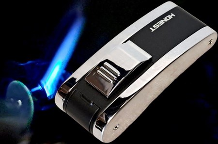 Stormlighter med Kraftig Flamme. Perfekt Gave til Ham, der Har Alt