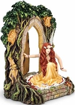 Magisk Fe-Statuette. Polyresin Figur af Smuk Fe ved Lysende Skovdør
