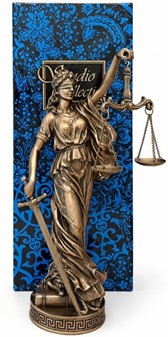 GAVE TIL JURIST. Eksklusiv bronze figur af Justitia gudinde