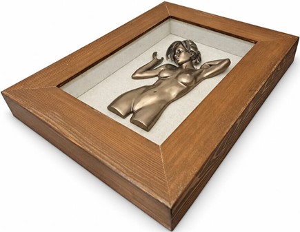 Unik vægdekoration i bronze. Sensuel skulptur i træramme til dit hjem