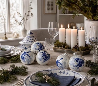 Billig julepynt. Julekugler i porcelæn hvid med hollandsk vindmølle
