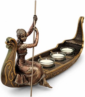 STUE DEKORATION, LYSESTAGE. Bronze figur, kvinde i venetiansk gondol