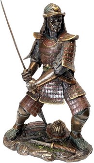 DEKORATION TIL KONTORET. Store skulptur af samurai i fuld rustning