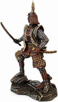 JAPANSK SAMURAI. Figur af ridder i traditionelt kostume med katana