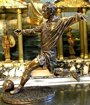 GAVE TIL FODBOLDSPILLER. Smuk fodboldspiller figur til en gave