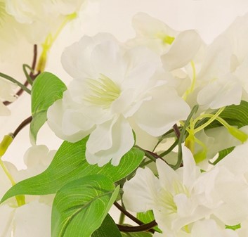 Billig blomster guirlande med azalea i hvide farve. Længde: 2,1 m