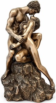 ROMANTISKE GAVER. Smuk figur af et nøgent par i et lidenskabeligt kys