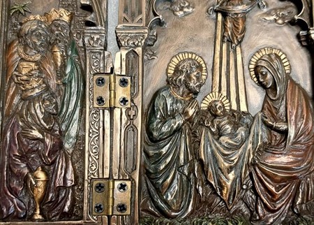 Foldbart helligt kunstværk. Triptykon i bronze til juledekoration