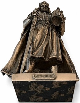 GAVER TIL MÆND. Flot dekorativ bronze figur af Kong Arthur