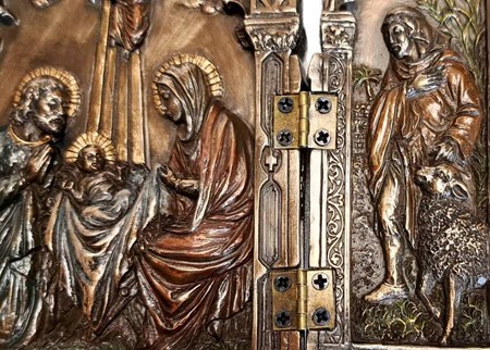 Foldbart helligt kunstværk. Triptykon i bronze til juledekoration