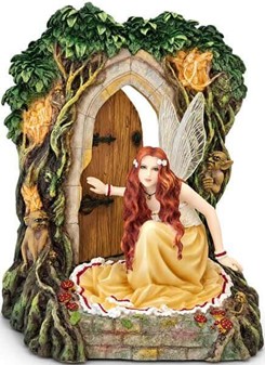 Magisk Fe-Statuette. Polyresin Figur af Smuk Fe ved Lysende Skovdør