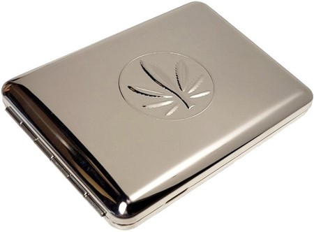 METAL CIGARETETUI. Eetui til lange cigaretter med en cannabis blomst
