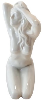 ROMANTISKE GAVER. Hvide porcelænsfigur af en nøgen kvinde