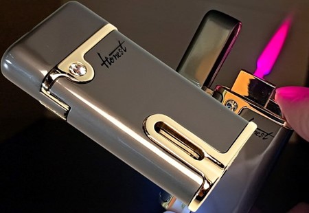 GAVE TIL MANDEN. Særligt smart lighter for rygere
