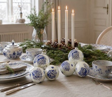 Jule glaskugle i hvid emalje porcelænsfarve med blå båd på kuglen. 8cm