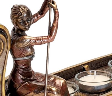 STUE DEKORATION, LYSESTAGE. Bronze figur, kvinde i venetiansk gondol