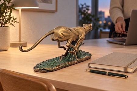 Bronze figur af gepard på flugt. Fænomenal pynt til hjemmet og kontor