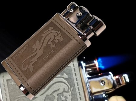 GAVE TIL MANDEN. Lighter i brun læderbinding med den kinesiske motiv