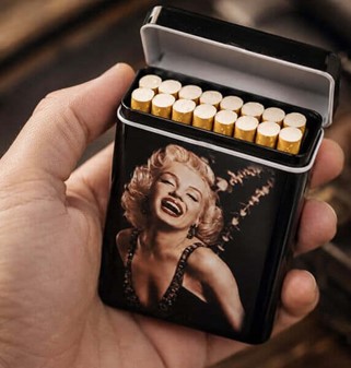 Cigaretetui Metal med Marilyn Monroe og Lucky Dice. To stk i Sæt