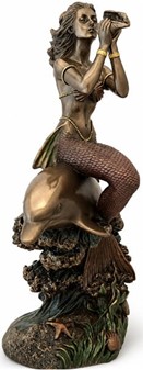Havets Melodi. Fortryllende Figur - Mytologisk havfrue på Delfin