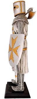 HISTORISK FIGUR. Stående crusader figur med økse og skjold