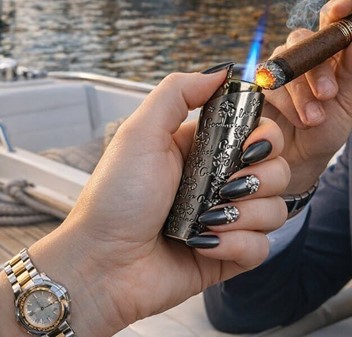 JET LIGHTER. En luksuriøs, vindsikker gaslighter med stilfuldt design